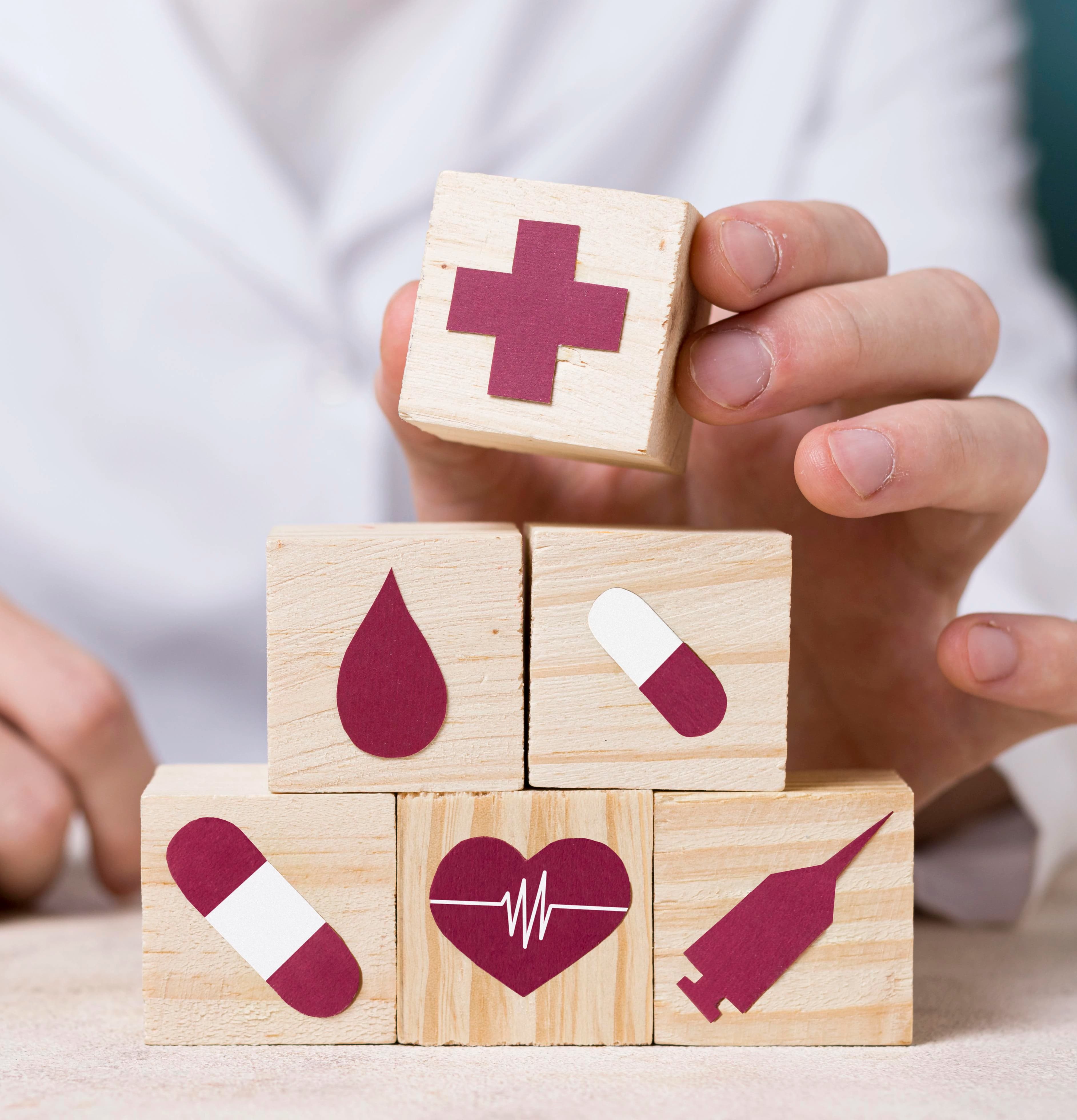 Imagem de um profissional de saúde com cubos de madeira representando benefícioss de um plano de saúde